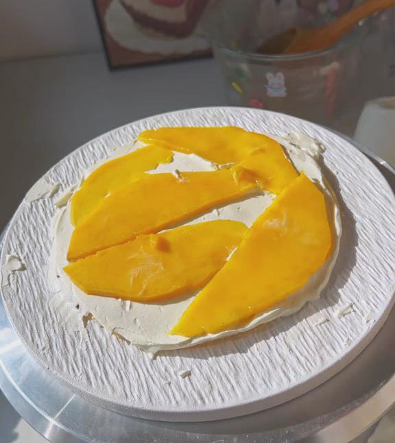 add a layer of 200g mango slices