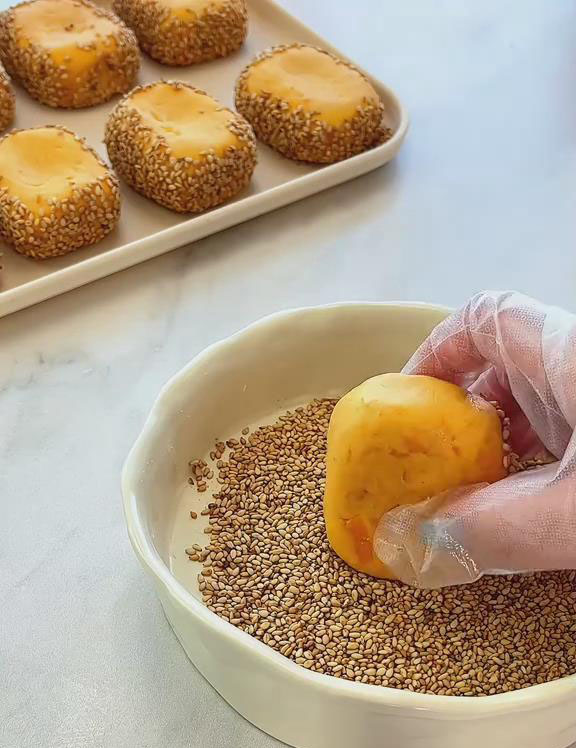 coat the sides of the patty with white sesame seeds