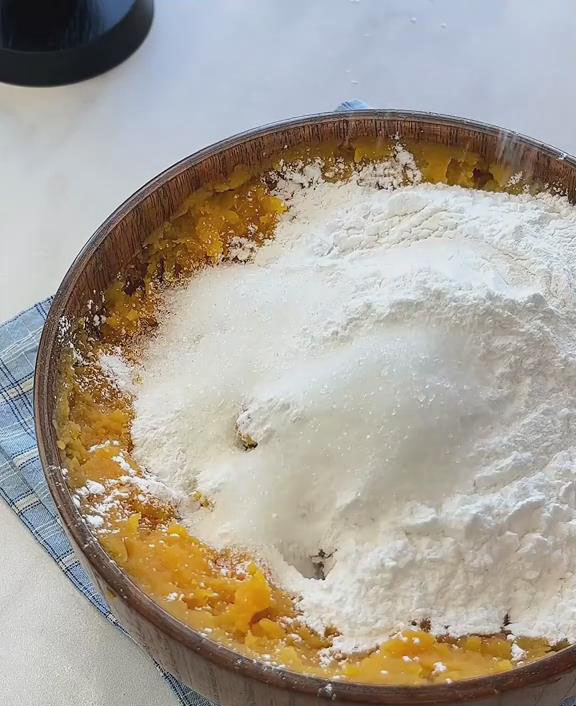 combine the mashed sweet potatoes with glutinous rice flour and white sugar