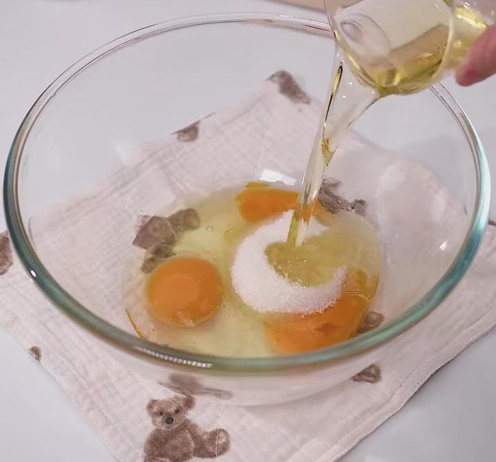 crack 2 eggs and add 60g granulated sugar