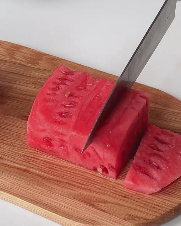 cut watermelon into small pieces