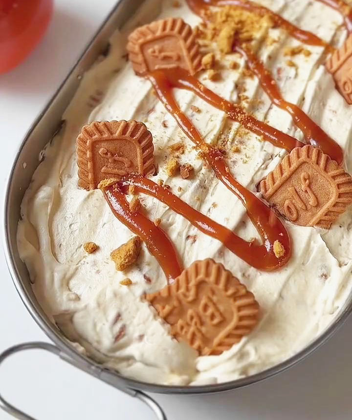 place 40g biscoff cookies as decoration and sprinkle 20g crushed cookies on top place 40g biscoff cookies as decoration and sprinkle 20g crushed cookies on top