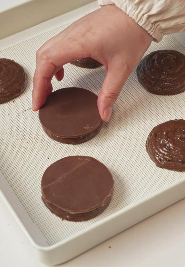 place a frozen cocoa craquelin round on top