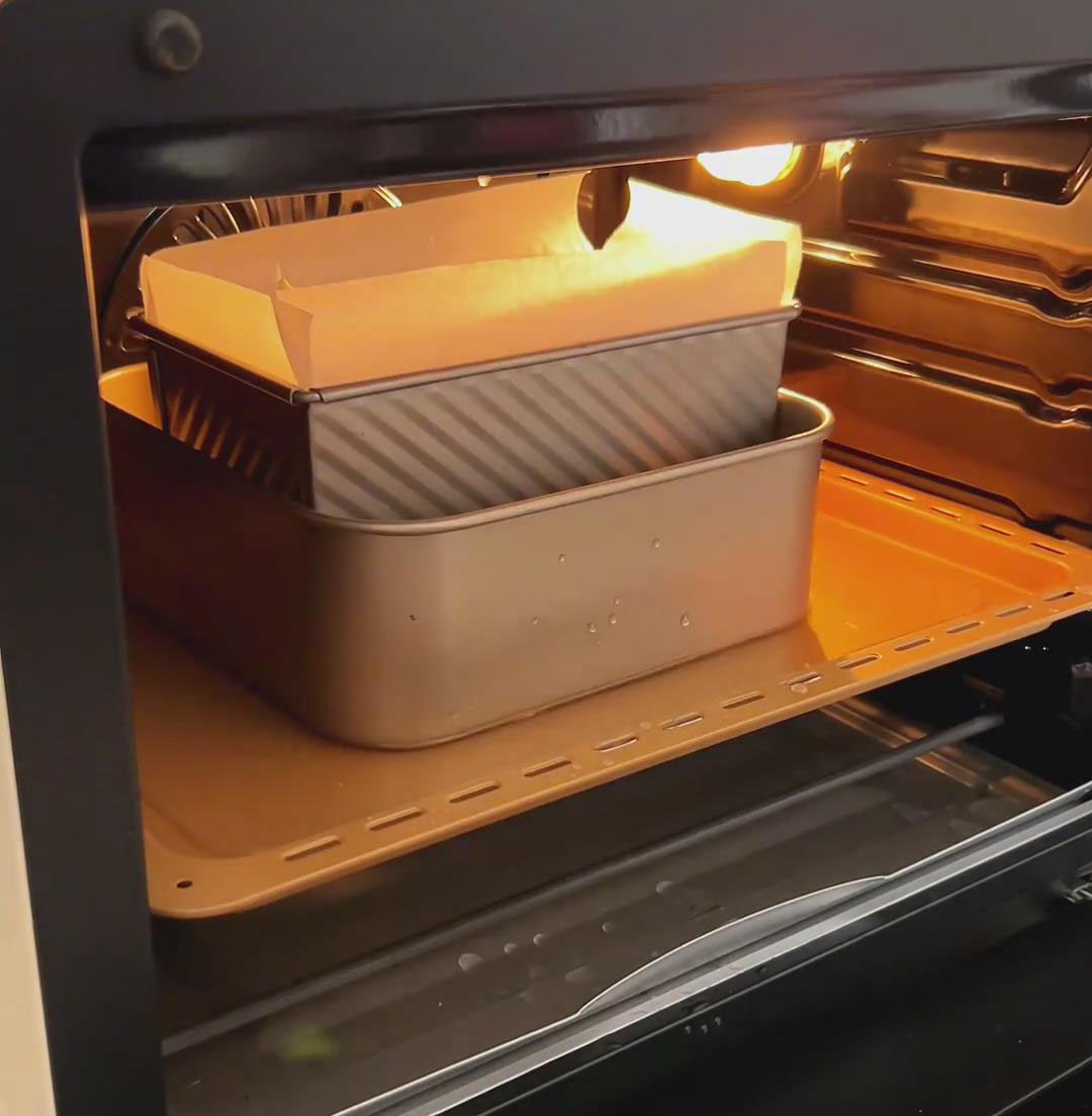 position the cake mold on the tray