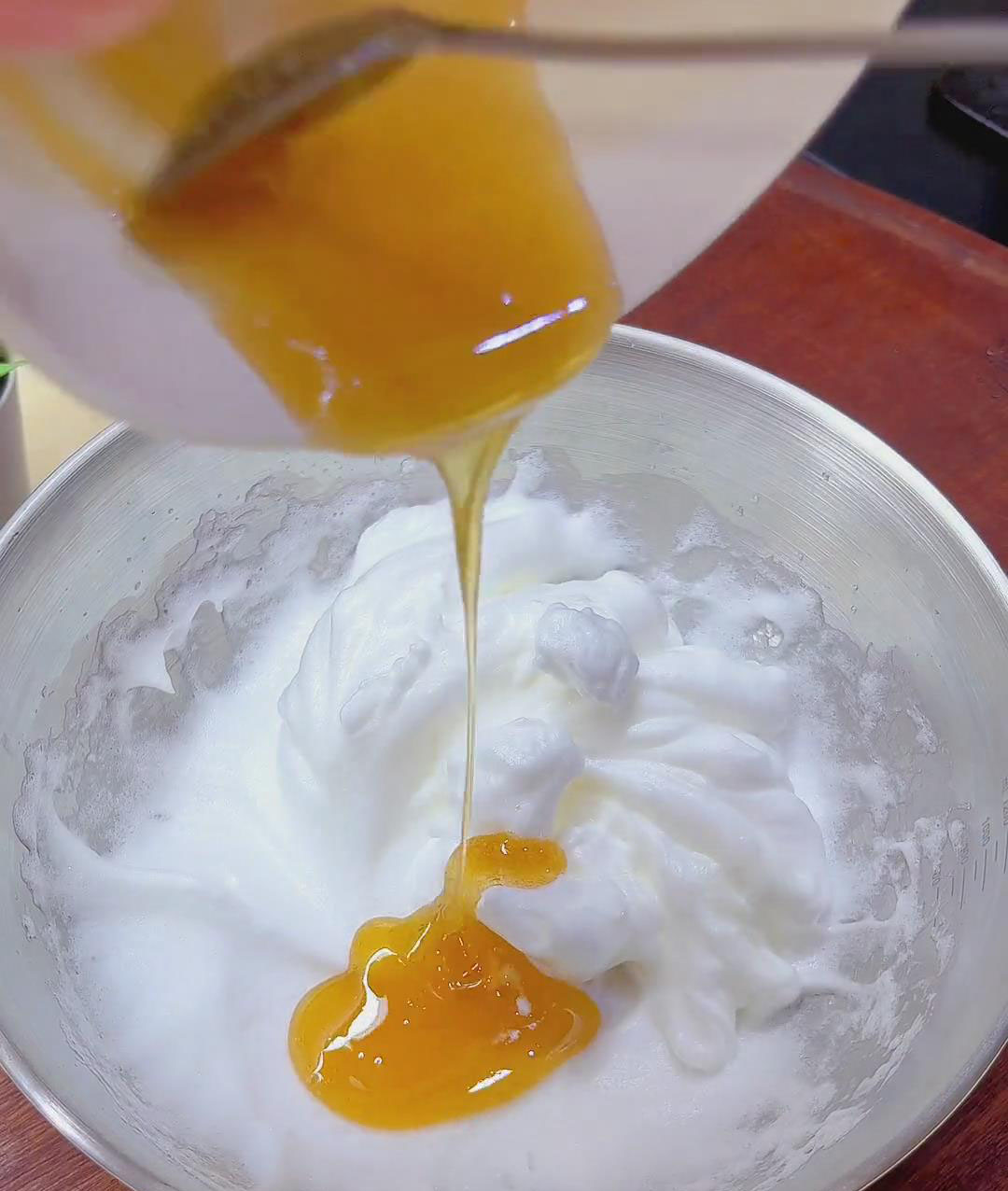 pour the melted maltose directly into the whipped egg white