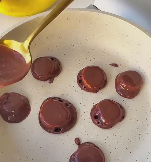 scoop a banana slice coated in batter and place it in the pan