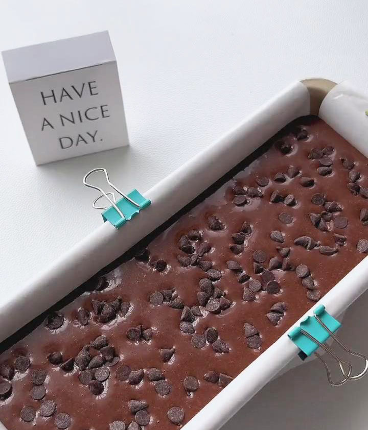 sprinkle 20g of bake stable chocolate chips