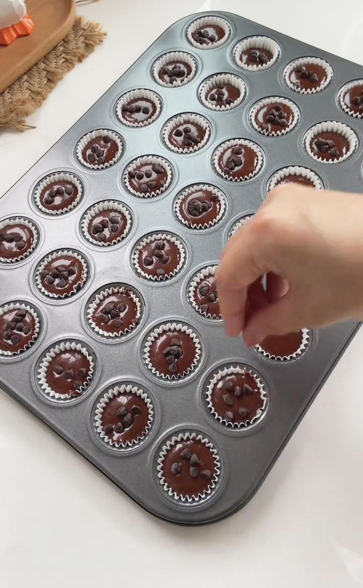 sprinkle 5 6 chocolate chips