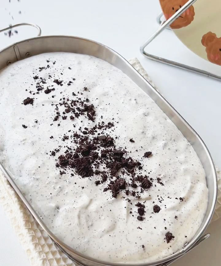 sprinkle a thin layer of oreo crumbs on top as decoration sprinkle a thin layer of oreo crumbs on top as decoration