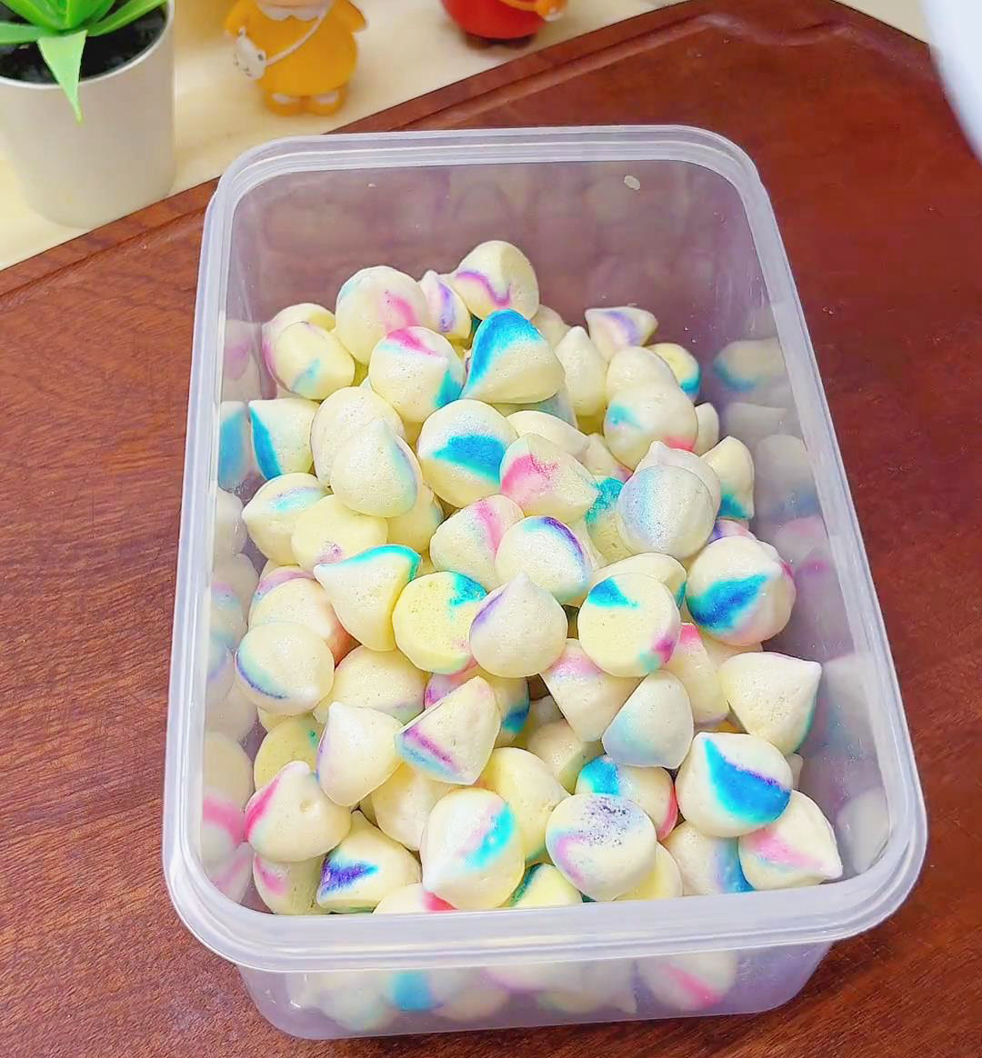 store the meringues