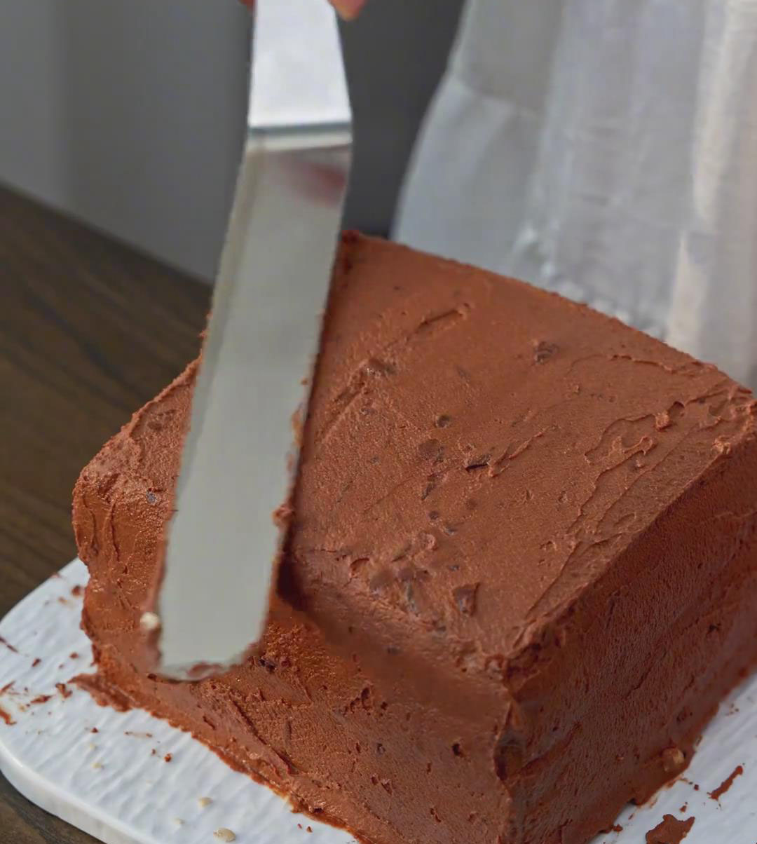 use a spatula to smooth out the chocolate cream
