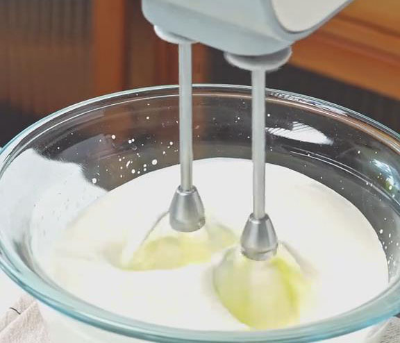 whip 180g light cream with 12g white sugar