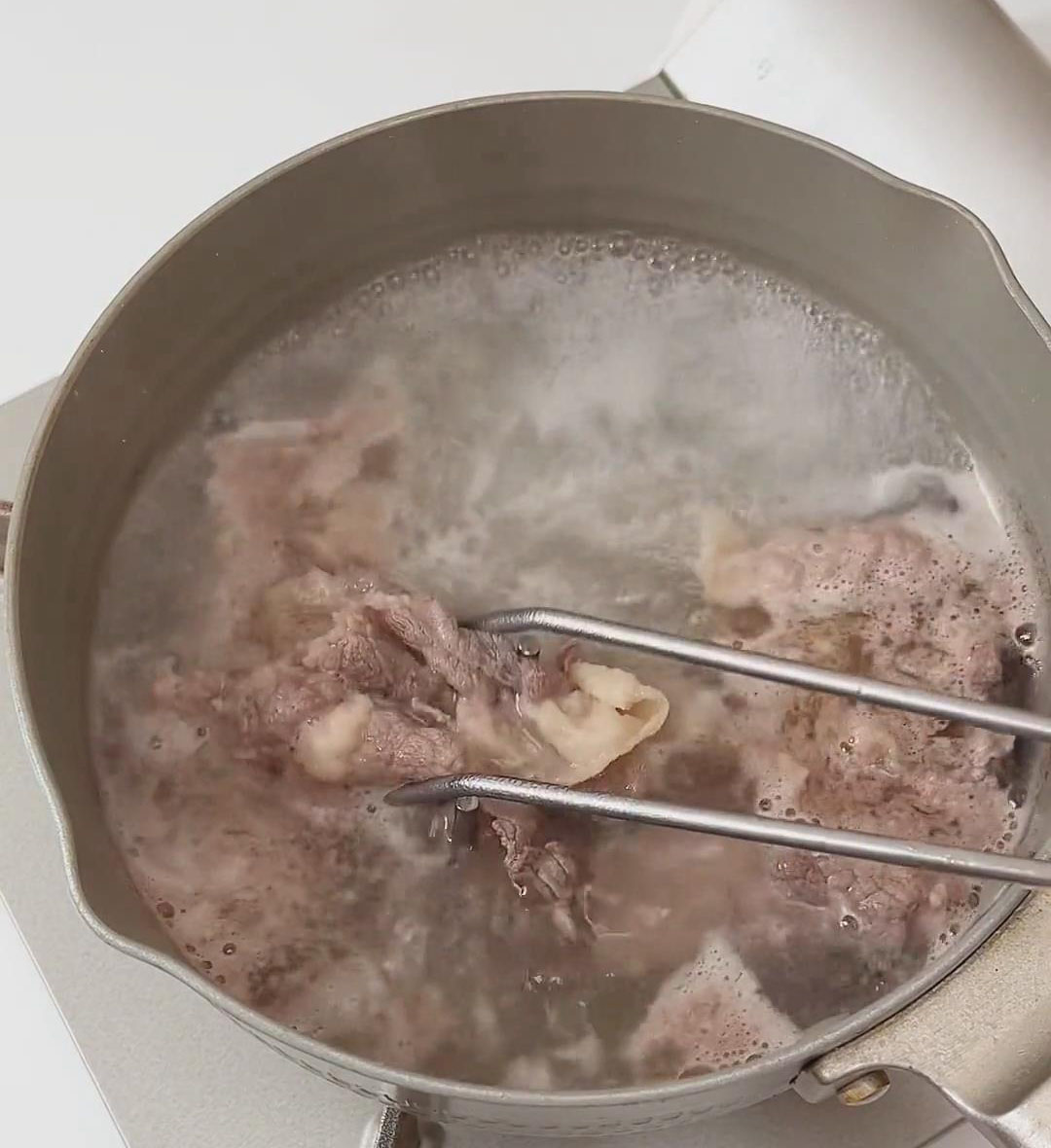 add 100g thinly sliced beef and cook until the color changes