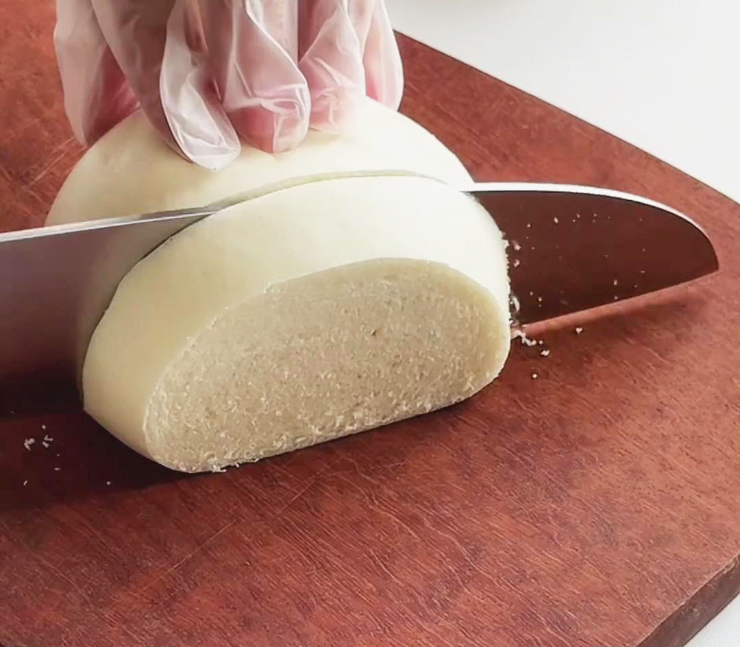 cut 3 mantou into even slices