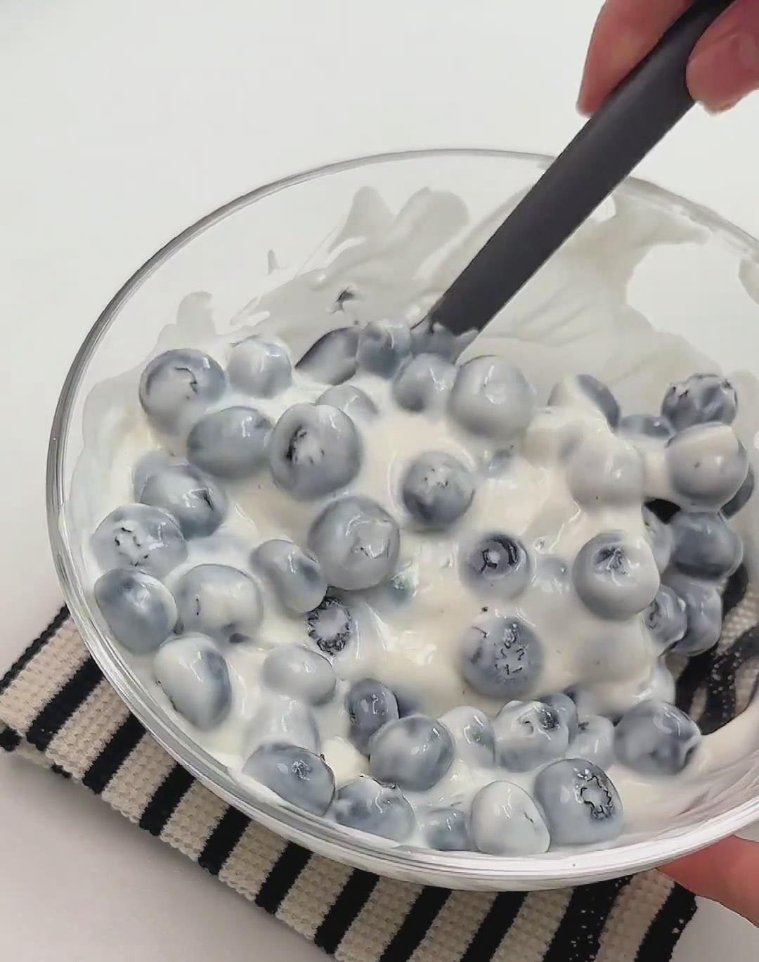 place the blueberries in a container and pour in 300g of greek yogurt