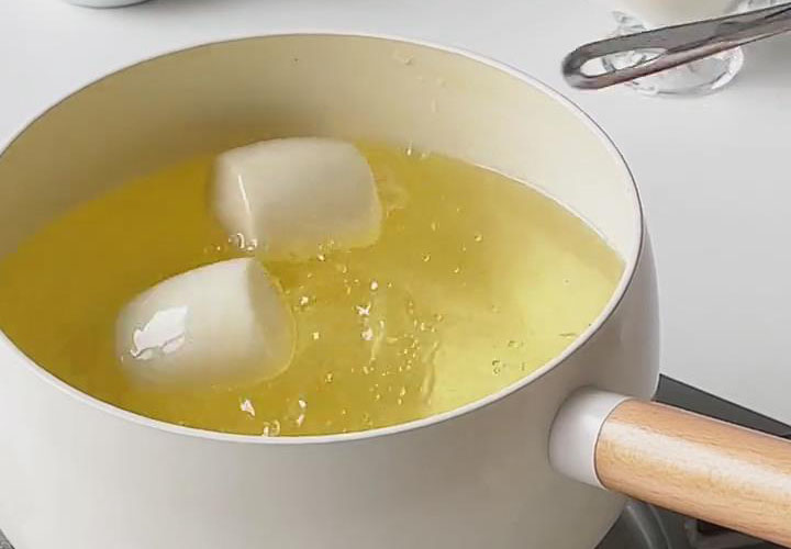 place the prepared mantou into the oil place the prepared mantou into the oil