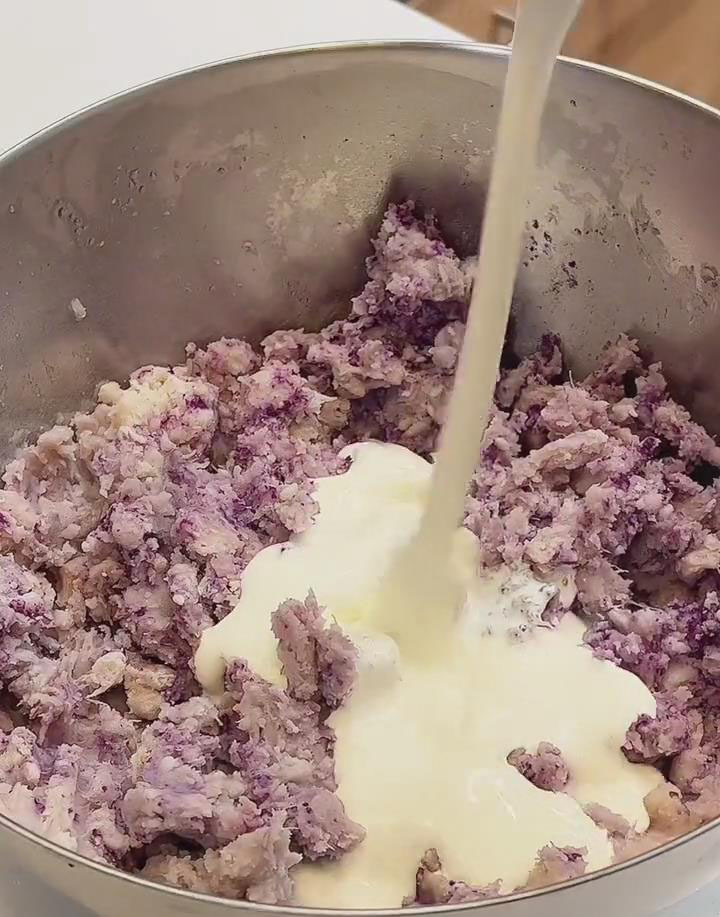 pour 105g of heavy cream into the bowl