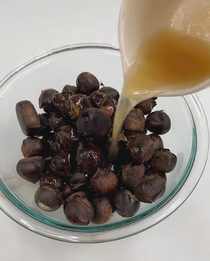 prepare the glaze and coat the chestnuts