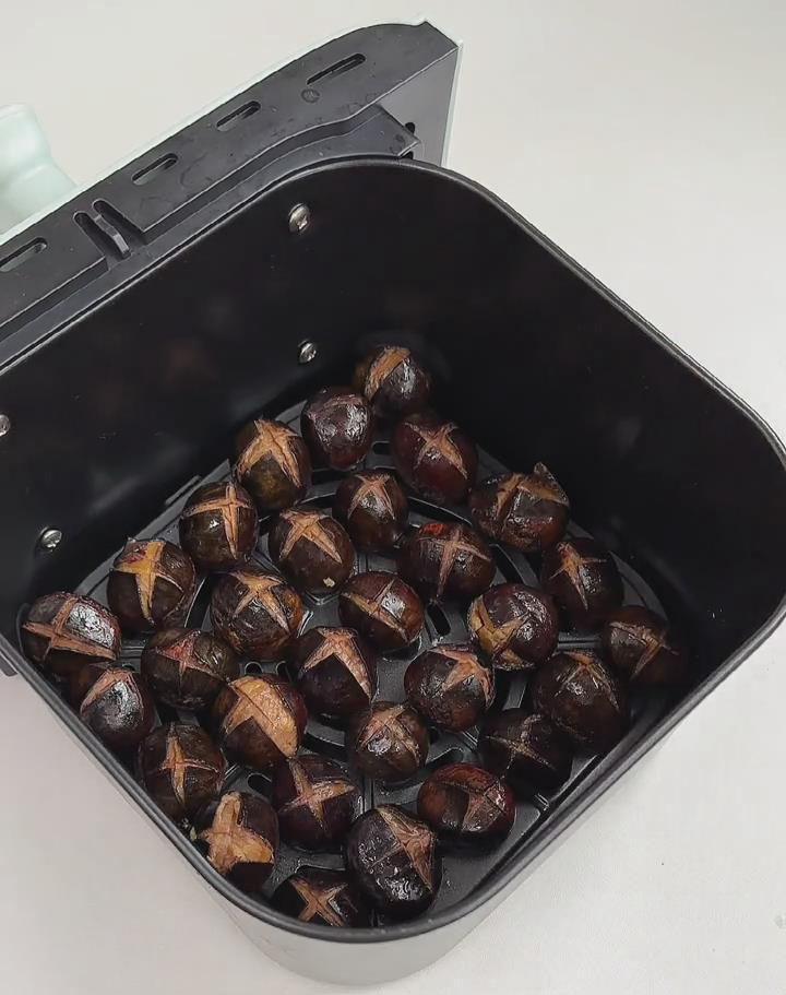 roast the chestnuts in the air fryer