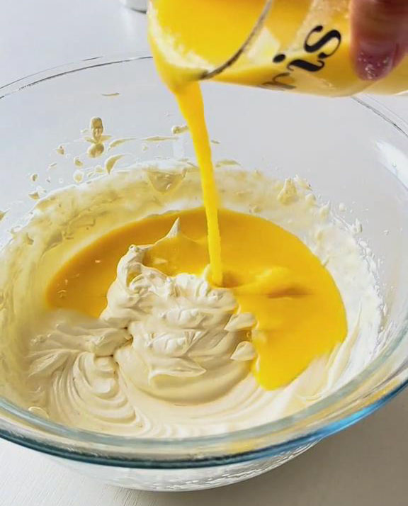 slowly pour the prepared corn juice into the whipped cream slowly pour the prepared corn juice into the whipped cream