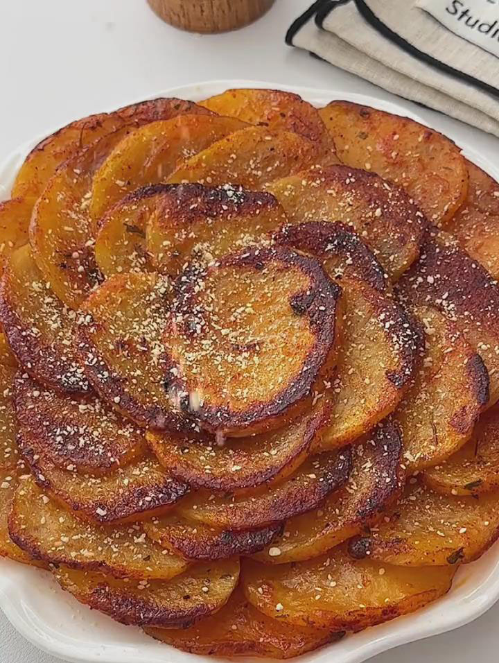 sprinkle cheese powder and chopped parsley on top