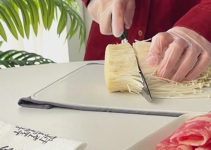 trim the roots of the enoki mushrooms
