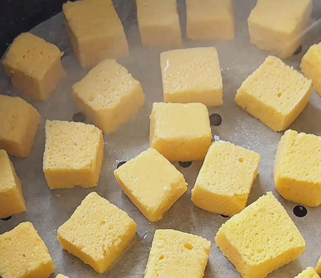 use a cooking oil spray to lightly coat the mantou cubes
