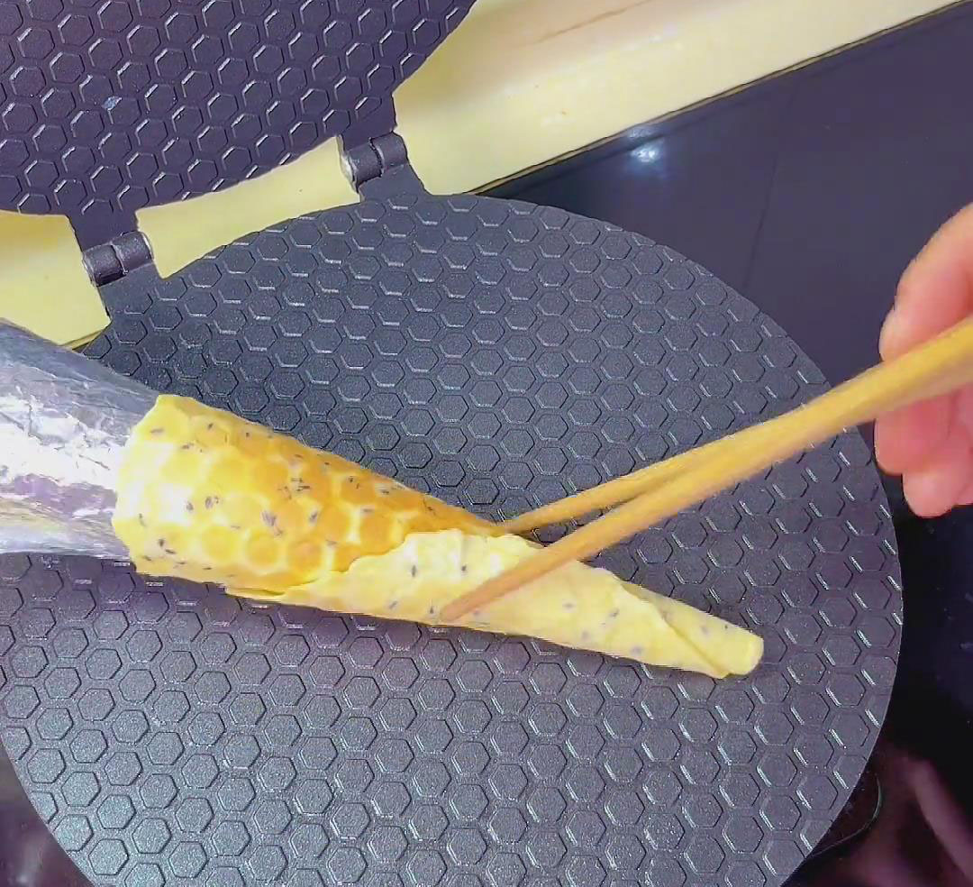 use chopsticks to guide and roll the pancake tightly around the mold2