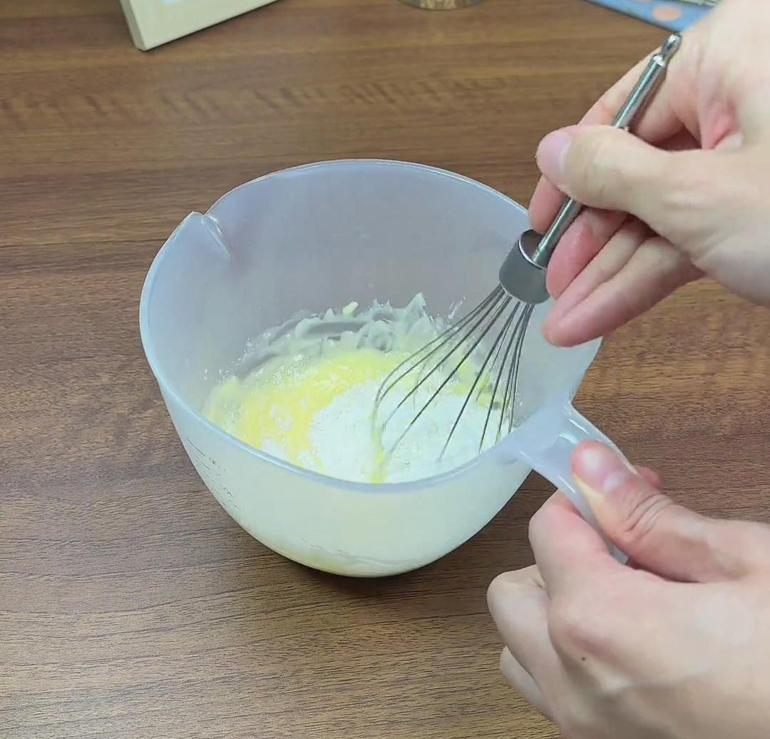 making the cake release oil