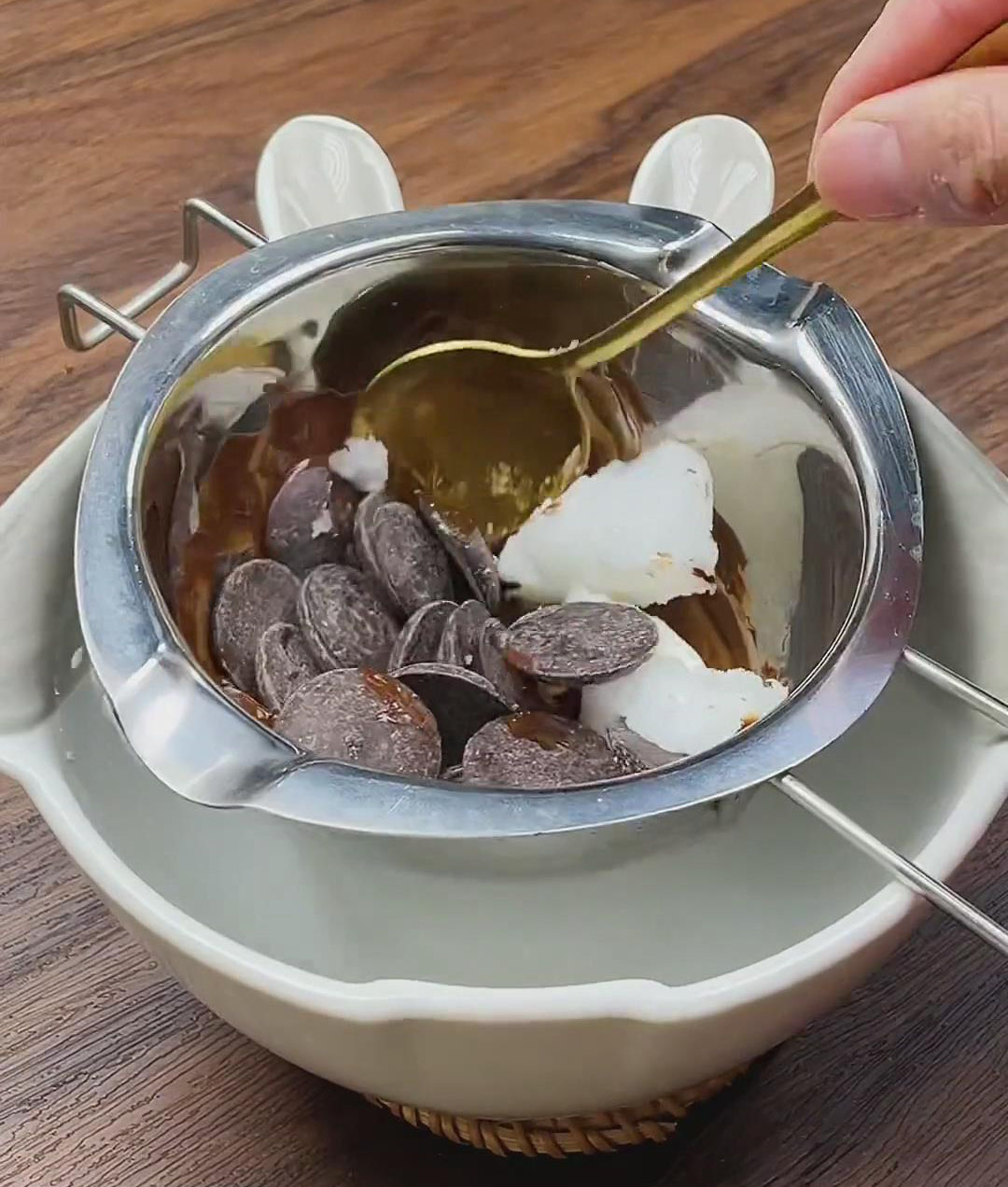 preparing the crispy chocolate coating1