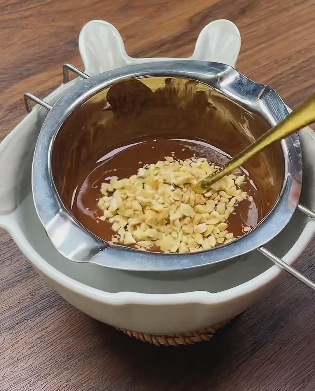 preparing the crispy chocolate coating2