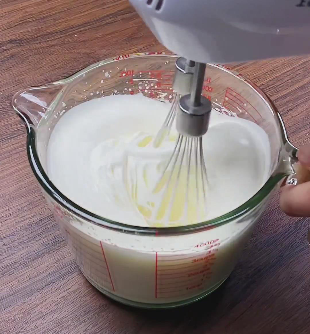 preparing the oreo cream filling