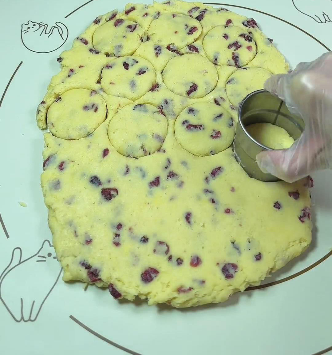 use a round cutter to cut scones use a round cutter to cut scones